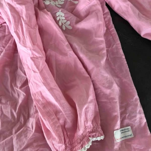  - Oanvänd Odd Molly blus, storlek 0 men ganska stor i storleken. 