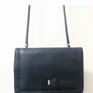  - Superfin handväska med Rosett o guld detalj  Ny aldrig använd Frakt 40 kr 