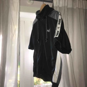  - Puma tracksuit-jacka med korta ärmar. Finns dragkedjor i ärmarna så det går att sätta på långa ärmar om man skulle vilja😊 