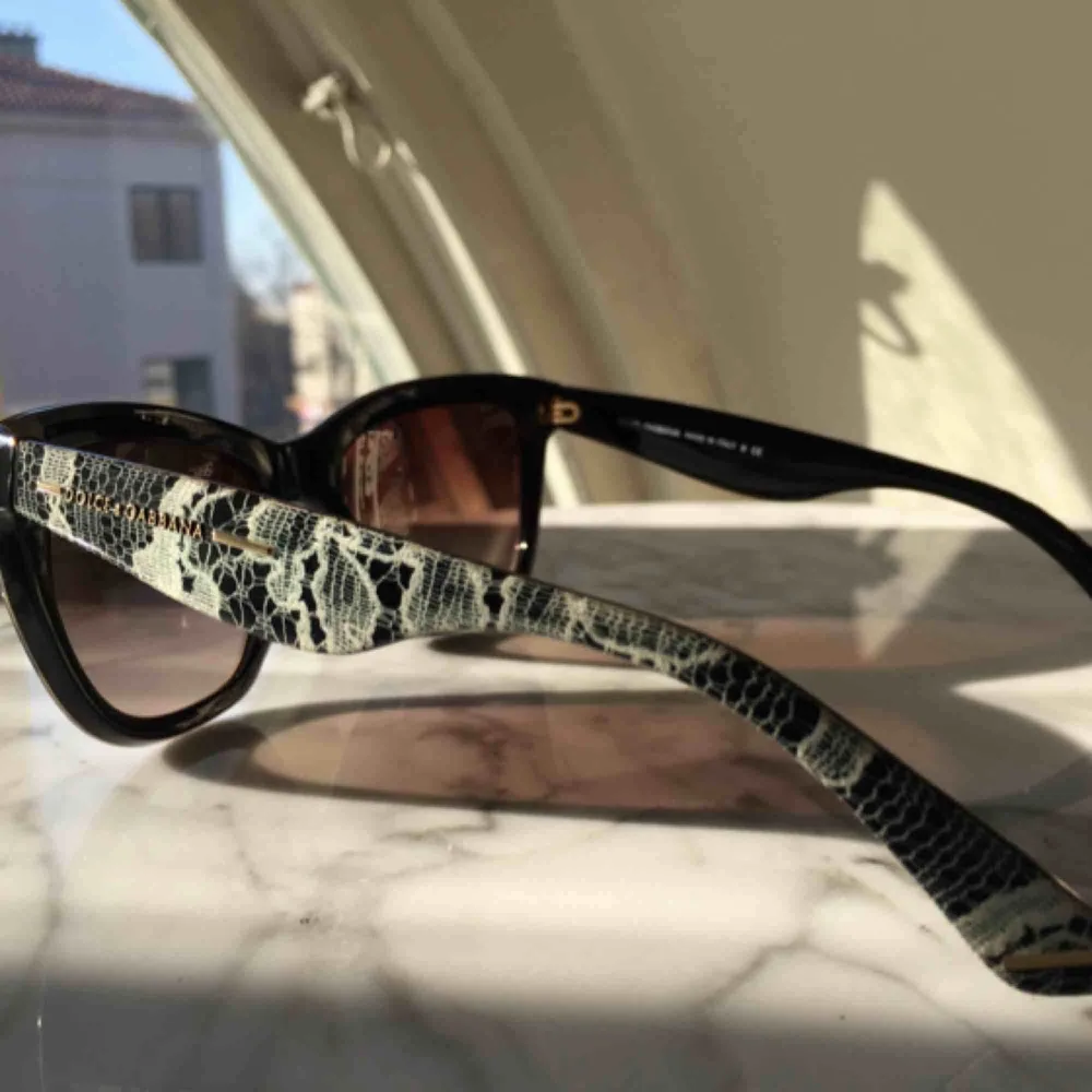Solglasögon med gradal-toning på glaset.  Äkta från Dolce&Gabbana.. Accessoarer.