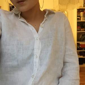Superfin linneskjorta från Gina! Sparsamt använd, säljer pga för liten. Frakt tillkommer🌸