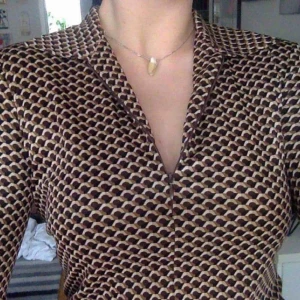  - 70tals skjorta/topp! Dragkedja fram som man kan dra ända upp! Snygga kragar å fina färger! Köparen betalar frakten!