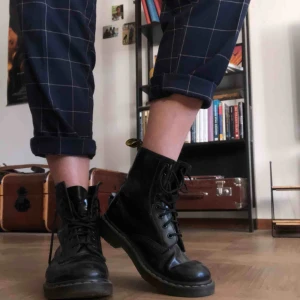  - Säljer min älskade älskade drMartens.. har som jävla separationsångest över detta beslut men dom bör få användas mera än vad dom gör just nu..! Så treat them with love du som köper dom, det förtjänar dom! 🖤 Köparen står för frakt! 🧡