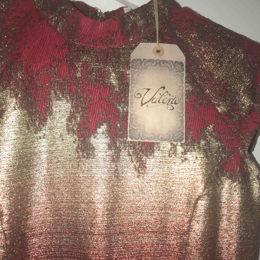 Säljer en helt ny klänning i stl 34 från det svenska märket Valeri. Alla lappar sitter fortfarande kvar och säljs pga av att den är för liten.  Köpt från deras butik på NK i Stockholm. Passar perfekt nu till alla julfester och nyår.   Nypris 3295 kr . Klänningar.