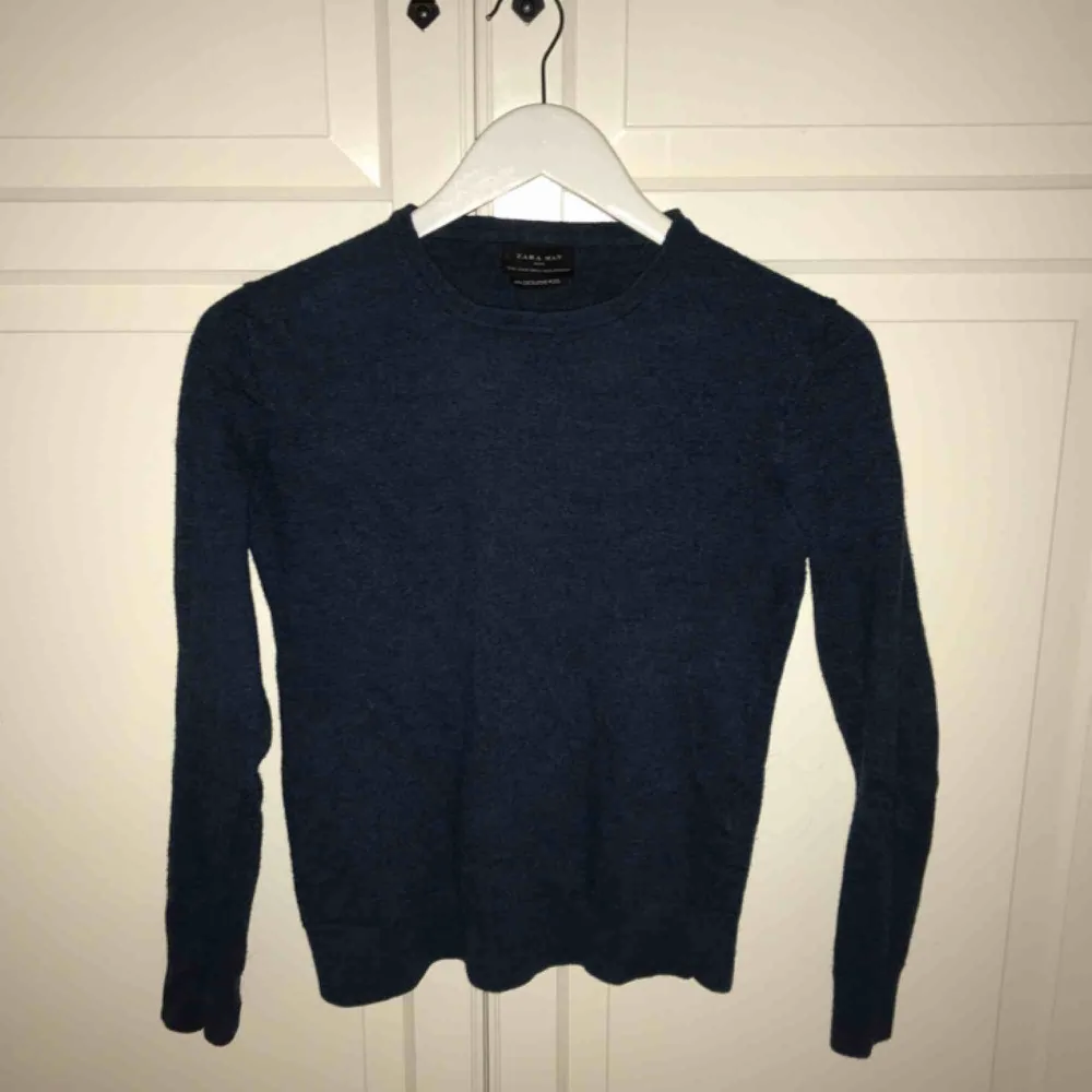 Blå/grön/teal färgad tröja från zara! Den är ursprungligen en man-tröja st. XL men den är krymt i tvätten så passar mig som är XS-S. 100% ull! . Tröjor & Koftor.