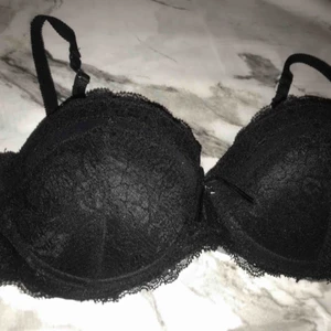  - Svart spets bh, storlek 75B, många fina detaljer och man kan även ta av axelbanden!