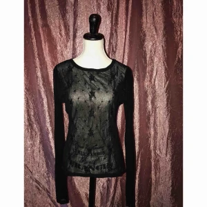  - Långärmad meshtröja med svartsilvriga broderingar med motiv som stjärnor och ögon (se bilder). Vet ej var den är köpt ifrån, fått för flertal år sen. 