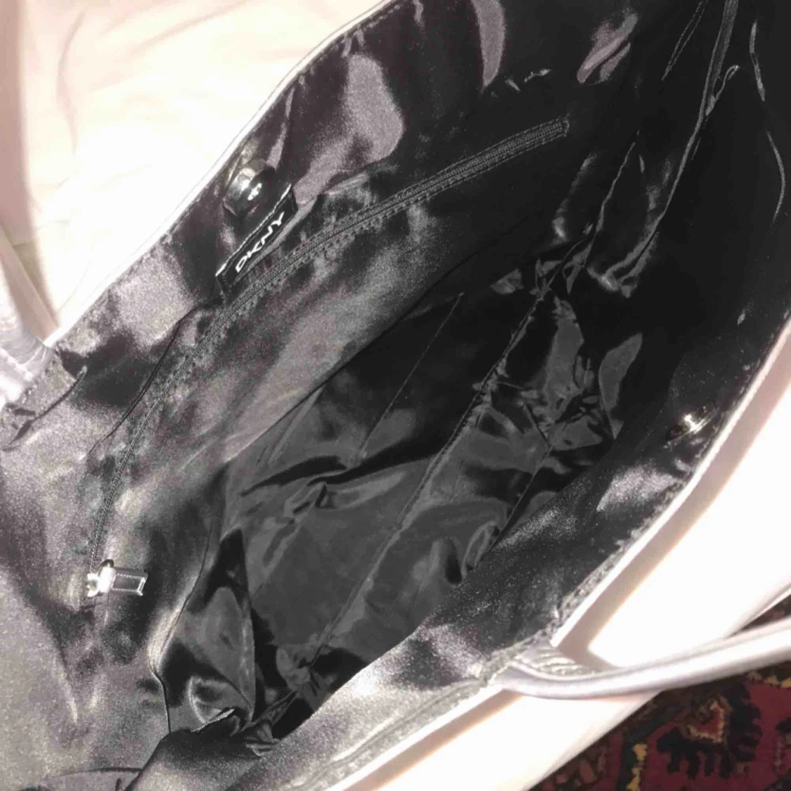 Silvrig DKNY väska - 90