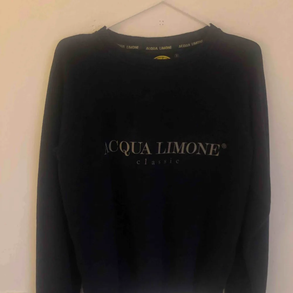 Säljer en mörkblå Acqua Limone tröja i mycket gott skick. Storlek S.   Köparen står för frakten. . Hoodies.