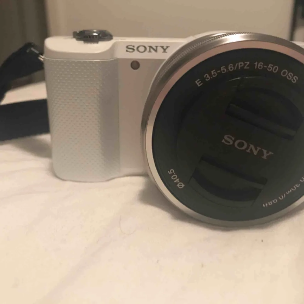 Sony kamera knappt använd, två år gammal. Får med minneskort till.. Accessoarer.