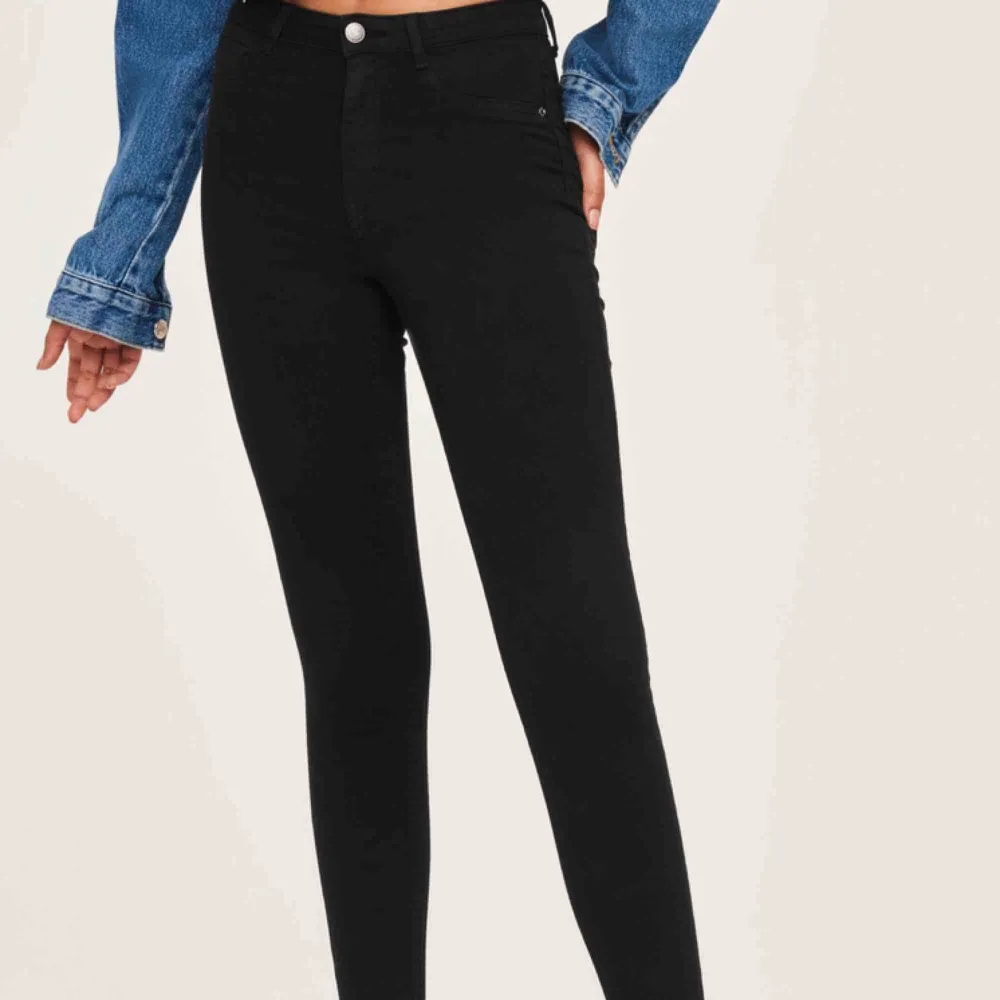Molly jeans från Gina tricot med hög midja. Jeansen är använda och tvättade, men är i bra skick. Strl M. Säljer pga har blivit för stora för mig som är en S-M. Båda två säljs för 100kr. Kan fraktas mot en kostnad.. Jeans & Byxor.