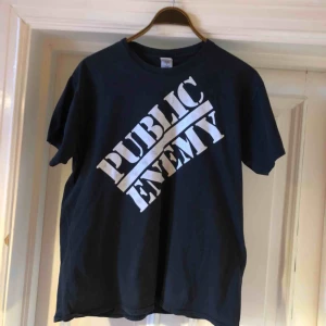  - Vintage - Public Enemy - något liten Large - Snyggt urtvättad, sannolikt från slutet av 90-talet. Kan hämtas i Uppsala eller skickas mot fraktkostnad. 