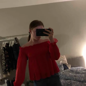  - Säljer en röd off shoulder i storlek Xs. 60kr. Finns att hämta i Norrköping eller så tillkommer fraktkostnad på 30kr. Vid intresse kan fler bilder skickas!