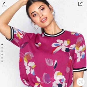  - Top från vero moda. Rak modell i satinliknade material med kort ärm .