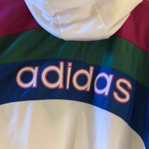  - Vintage adidas hoodie i trevligt skick. Så mycket snyggare IRL 🔥🔥🔥. Kan hämtas i Uppsala eller skickas mot fraktkostnad 58 sek spårbart. 