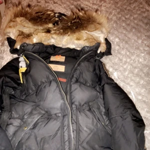 - Någon som har en Parajumper i XS som vill byta till s, annars säljer jag den för 4000