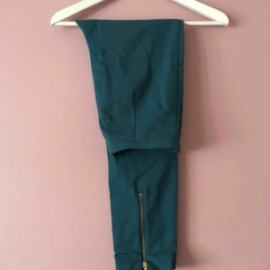  - Cigarettbyxa. Dragkedja detaljen sitter i mitten på baksidan.  Köparen står för frakt