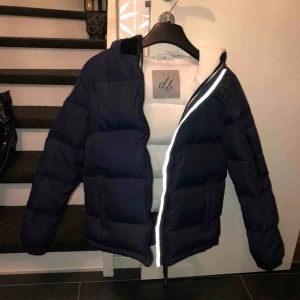  - Jacka från dbrand strl S men kan även passa både M och XS! Säljer pga att den aldrig kommer till användning så den är i perfekt skick! 
