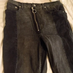  - Selling my absolute favorite pants from Zara because they are too big for me now. The color fits best with the last picture, difficult to capture on picture. The jersey is light and dark gray with such a nice ring detail at the fly which spikes up any outfit! Sold out in store so first come, first served!