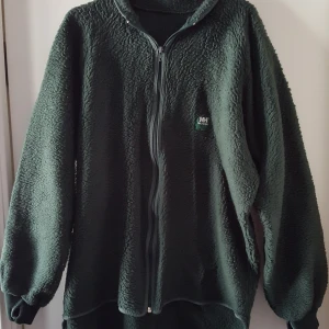  - Vintage grön Helly Hansen fleecetröja. Ser inte storlek på lappen men skulle säga ca L. Finns i Örebro men kan skickas om köparen står för fraktkostnaden