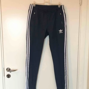  - Blå oanvända byxor/leggings från Adidas, mellanhög midja. Möts i Stockholm efter överenskommelse eller skickas mot fraktkostnad.