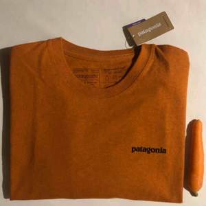 Sprillans ny t-shirt i återvunna fibrer, från Patagonia (herr-storlek)! Nypris ca 300kr. Färgen är mörk orange - alltså lite mörkare än en ekologisk morot! 🥕  290kr för tröjan, 50kr i frakt. 