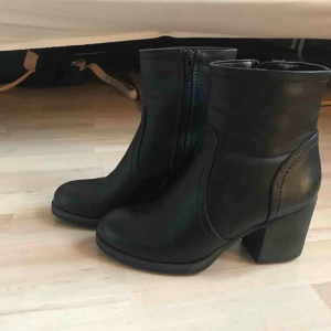  - Boots köpta på Deichman, i fejkskinn. Skitsnygga och lätta att gå i (+ljudlösa), tyvärr för små för mig så endast använda ett par gånger.  Möts i Stockholm eller skickas mot fraktkostnad