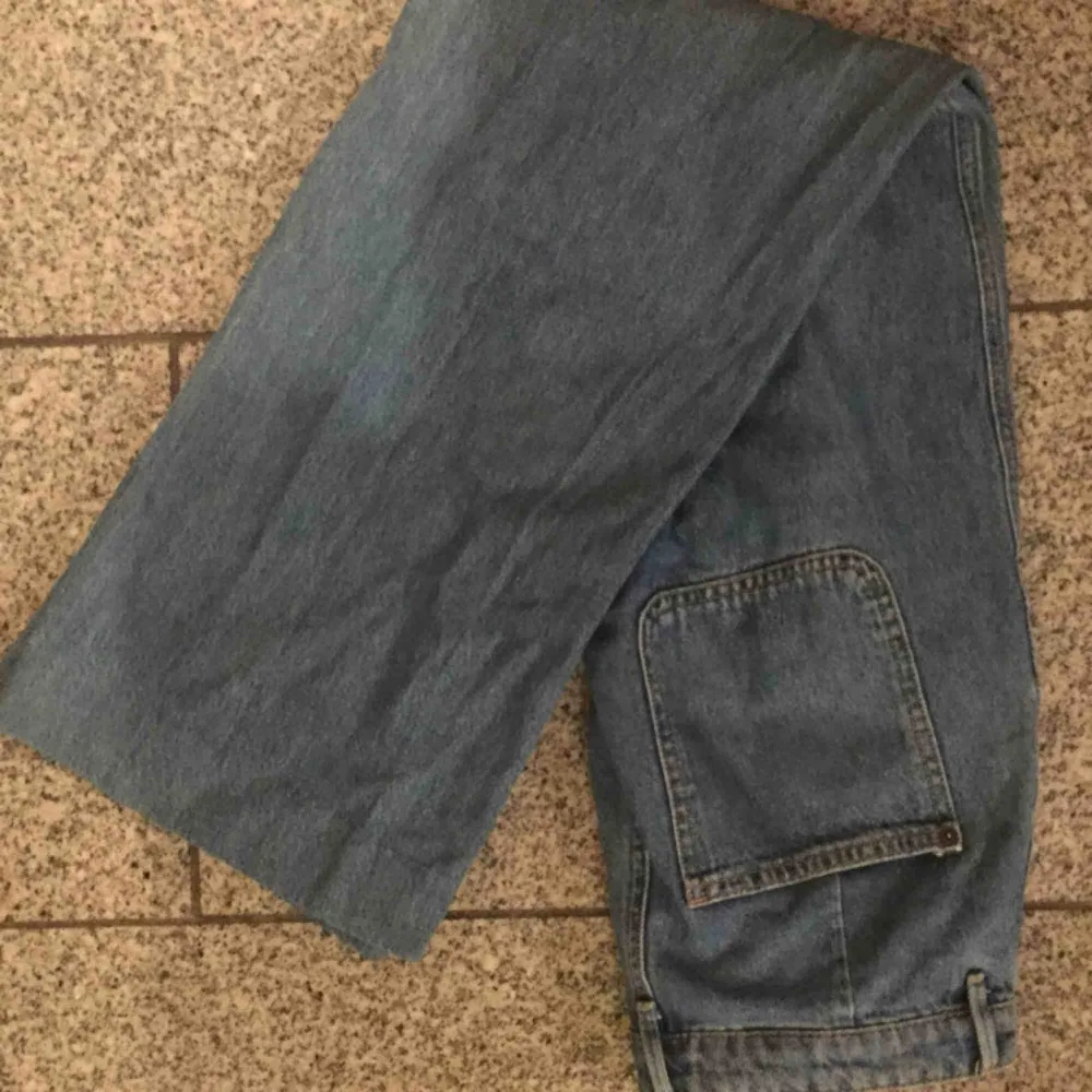 Vida jeans från hm, sitter som de på bilden men mörkare färg. Jeans & Byxor.