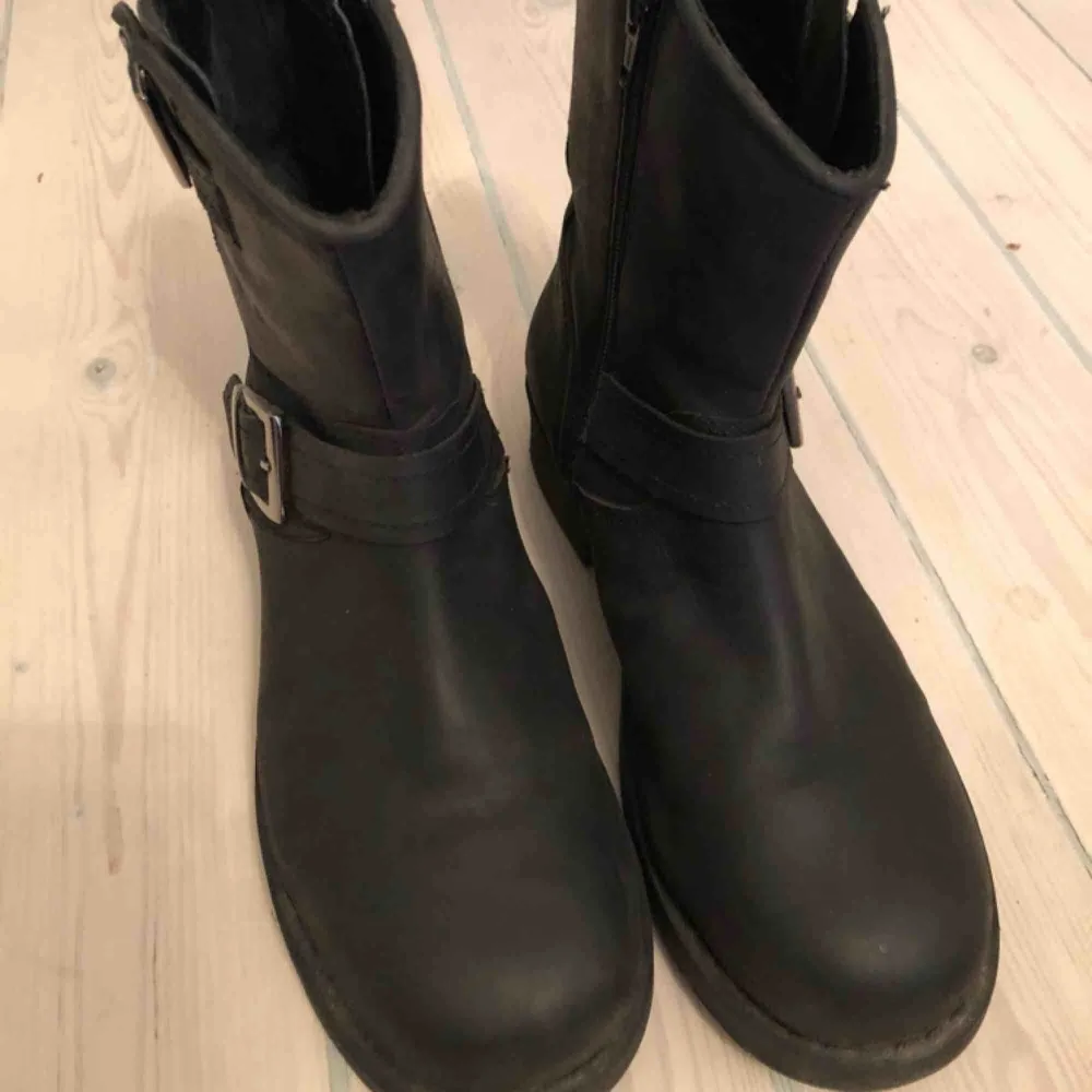 Svarta boots från Johnny Bulls i storlek 39. Svart skinn. Använda max 10 ggr. Kan mötas upp i centrala Stockholm. . Skor.
