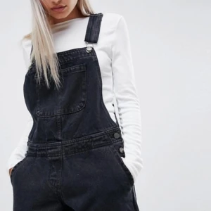  - Säljer ett par helt nya svarta coola hängselbyxor från Asos. Prislappen sitter kvar! Storlek 8/36. Nypris:490kr 