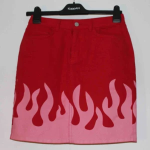  - Skitsnygg jeanskjol med eldsflammor. Finns tyvärr en liten fläck (se bild 3) som var där när jag köpte den, fler bilder kan skickas vid intresse