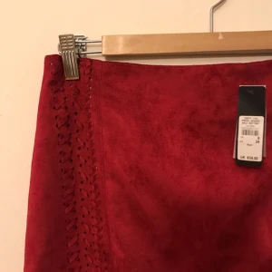  - Kjol i fakemocka från River Island, står 34 men är som en 36, helt ny❤🕶 inklusive frakt