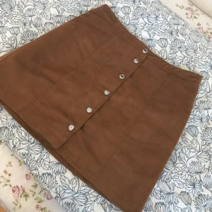  - Säljer denhär kjolen. Aldrig använts då den var lite stor för mig. Prislappen är kvar! Köptes för 349:-