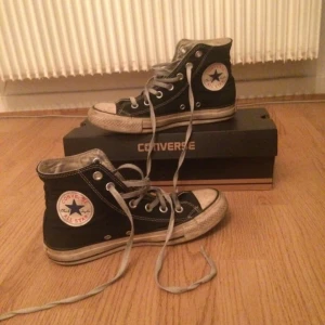  - Svarta Converse inköpta på Emmaus för va 2 år sen, väl använda och ena märket har "kletats" ut lite. Säljes då de tyvärr är fel storlek för mig. Skosnörerna ingår dock inte då de har sentimentalt värde (köpte dem utan)  Köparen står för frakten, betalningen sker via Swish ✨👽✨