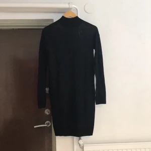  - ⭐️finstickad poloklänning från MQ Tar swish, kan även mötas upp i stan. Köparen står för frakten.