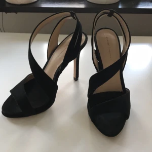 - Svarta klackar i mockaimitation från Zara, storlek 38. Använt fåtal gånger.