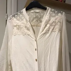 Beautiful off white blouse. Lace and transparent sleeves. Used once. Oasis uk