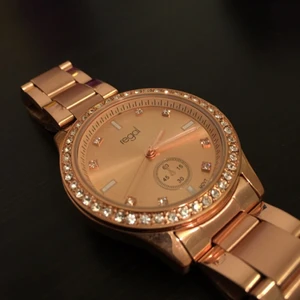  - Oanvänd klocka från ur & penn. Den är oklippt så man kan justera den till vilken storlek man vill. Den har även kvar plaster på glaset.