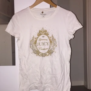  - Juicy couture t-shirt i Storlek M, väldigt liten så passar någon med XS/S eller M beroende på hur man vill att den ska sitta! Väldigt Ostrykt med i väldigt bra skick då den är använd typ 2 gånger. 