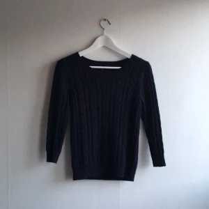  - Marinblå stickad tröja från hm!