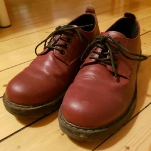  - Ett par vinröda låga skor köpta från skopunkten för några år sedan. Väl använda men i gott skick, har endast lite slitage framtill. Har inte rengjort dem på bilden, men vid köp rengör jag dem innan de skickas. Köparen står för frakt. OBS, katt i hemmet. 