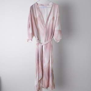 Kimono/kaftan/rosa skönhet. Står att den är i storlek xs/s men den passar även medium. Frakten ingår i priset.
