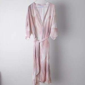  - Kimono/kaftan/rosa skönhet. Står att den är i storlek xs/s men den passar även medium. Frakten ingår i priset.