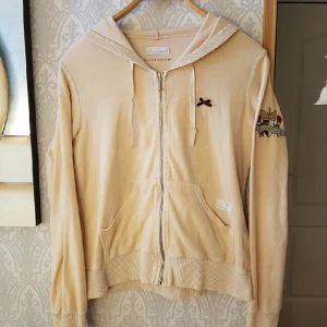  - Odd Molly kofta, använt med i utmärkt skick. den är babyrosa väldigt ljusrosa nästan beige. Har en söt rosett på bröstet och märket på armen. Luvan är snygg och djup. 