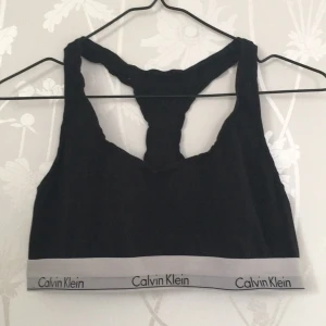  - Calvin Klein top🌻 använd ett par fåtal gånger pga fel storlek, har ett litetlitet håll från larmet på ena bandet  🗯 köparen står för frakten eller mötes upp i Stockholm 