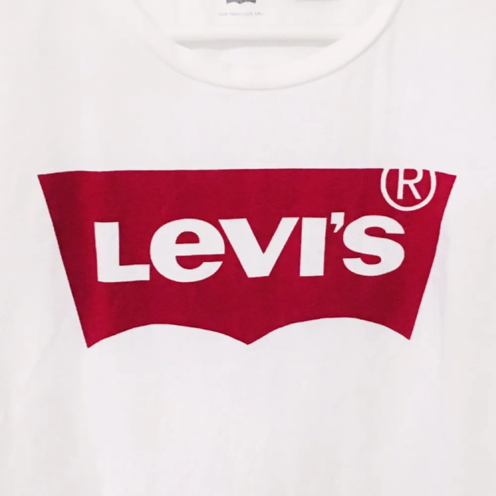 Tröja från Levis aldrig använd, nypris 250kr. Tröjan är i storlek XS och har en normal passform❤‼. T-shirts.