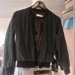 - Jätte snygg grön bomberjacka, använd max 4 gånger! Nypris 400:-  Kan skicka fler bilder vid intresse :)