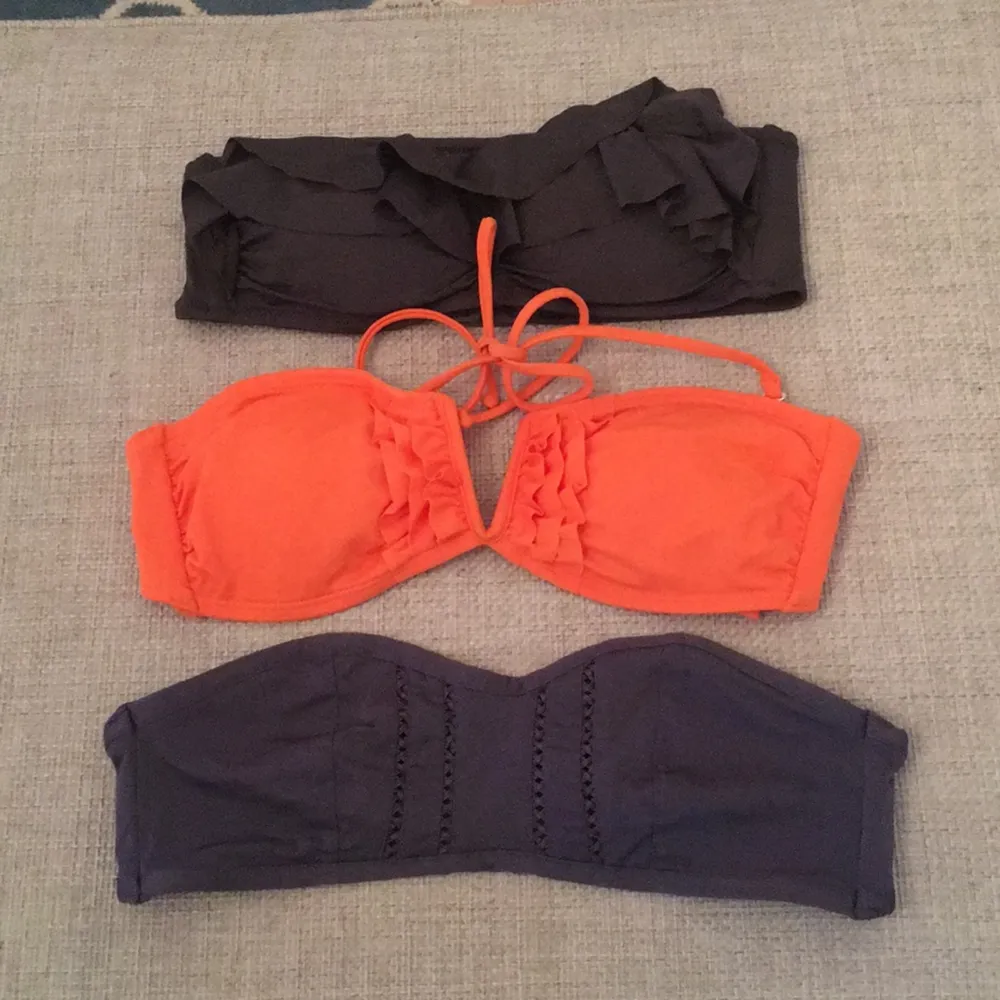 Säljer 3 st bandeau-bikinis från HM, en orange, en violett och en grå/brun. Helt oanvända så i toppen skick. Kan hämtas i Vasastan. Swisch föredras :) går bra att köpa enskilt. . Toppar.