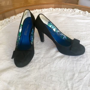  - Använda en gång på bal och säljs då jag inte använder klackar, köpta på Nilsson för 600kr 