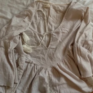  - En blus i en naturnära färg, den har mycket flow och perfekt för bohemen och sommarens festivaler! Den är ifrån Holister 